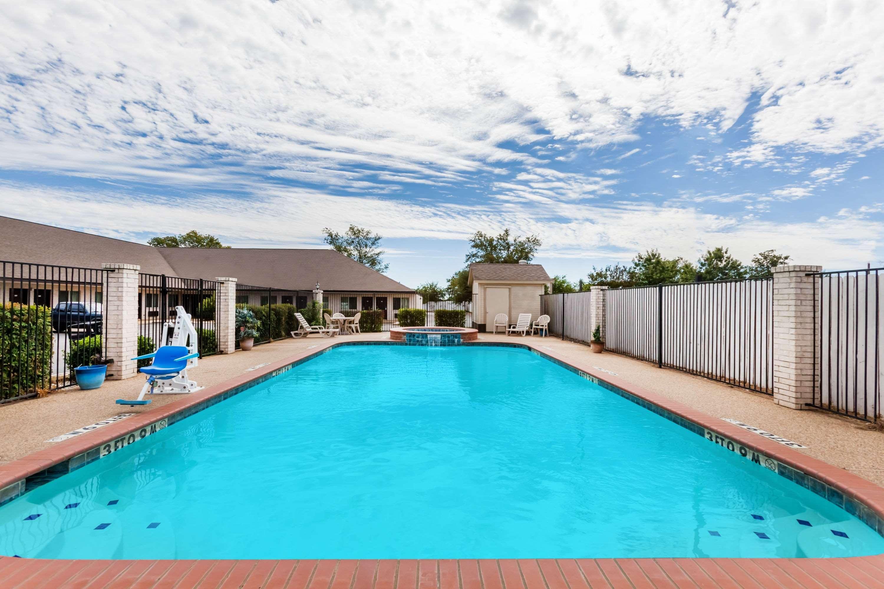 Super 8 By Wyndham Cleburne Exterior foto